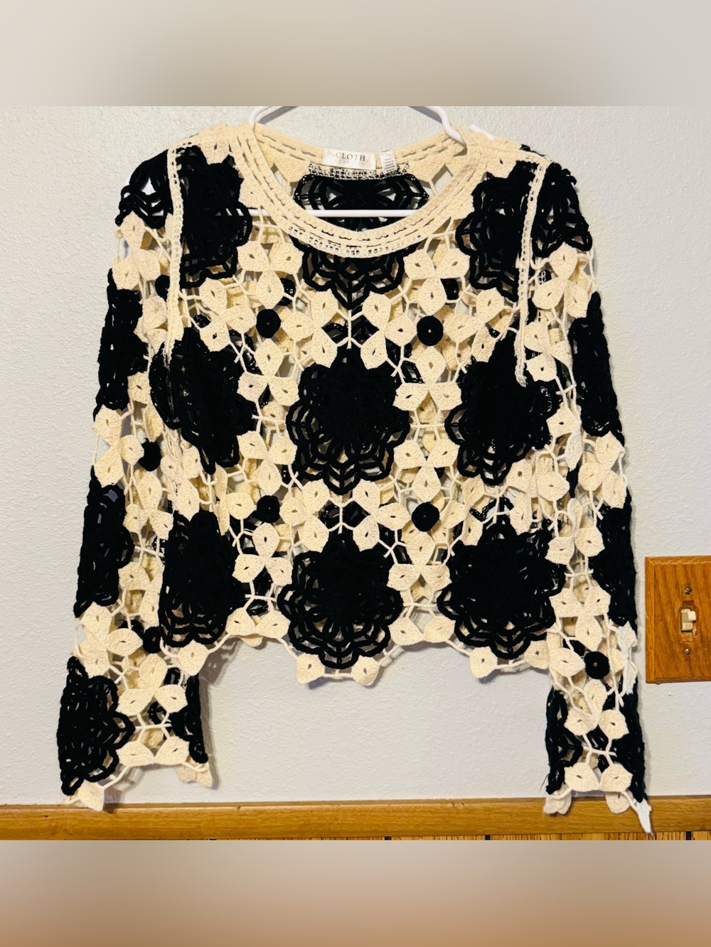 Cloth by design women size MEDIUM Crochet Long-Sleeve Top
